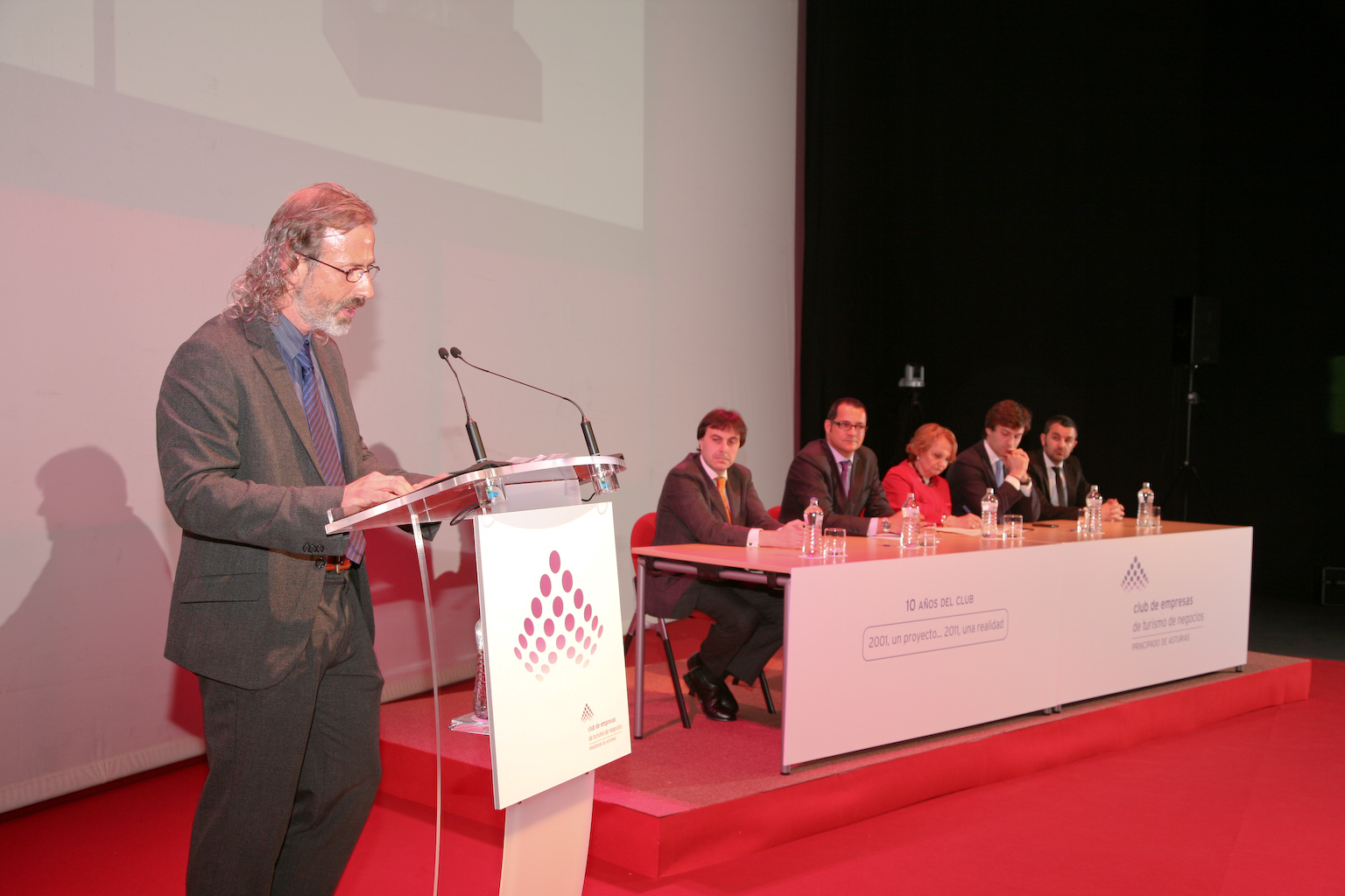 EL CLUB ENTREGA LA DISTINCIóN DE EMBAJADORES DE GIJóN A D. PEDRO GORRIA